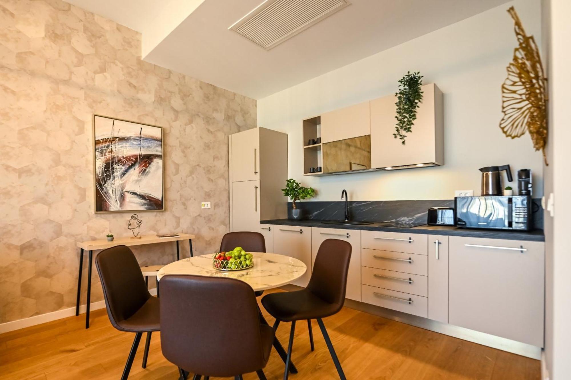 One Verdi Park Exclusive Apartments - Panoramic View & Private Parking บูคาเรสต์ ภายนอก รูปภาพ