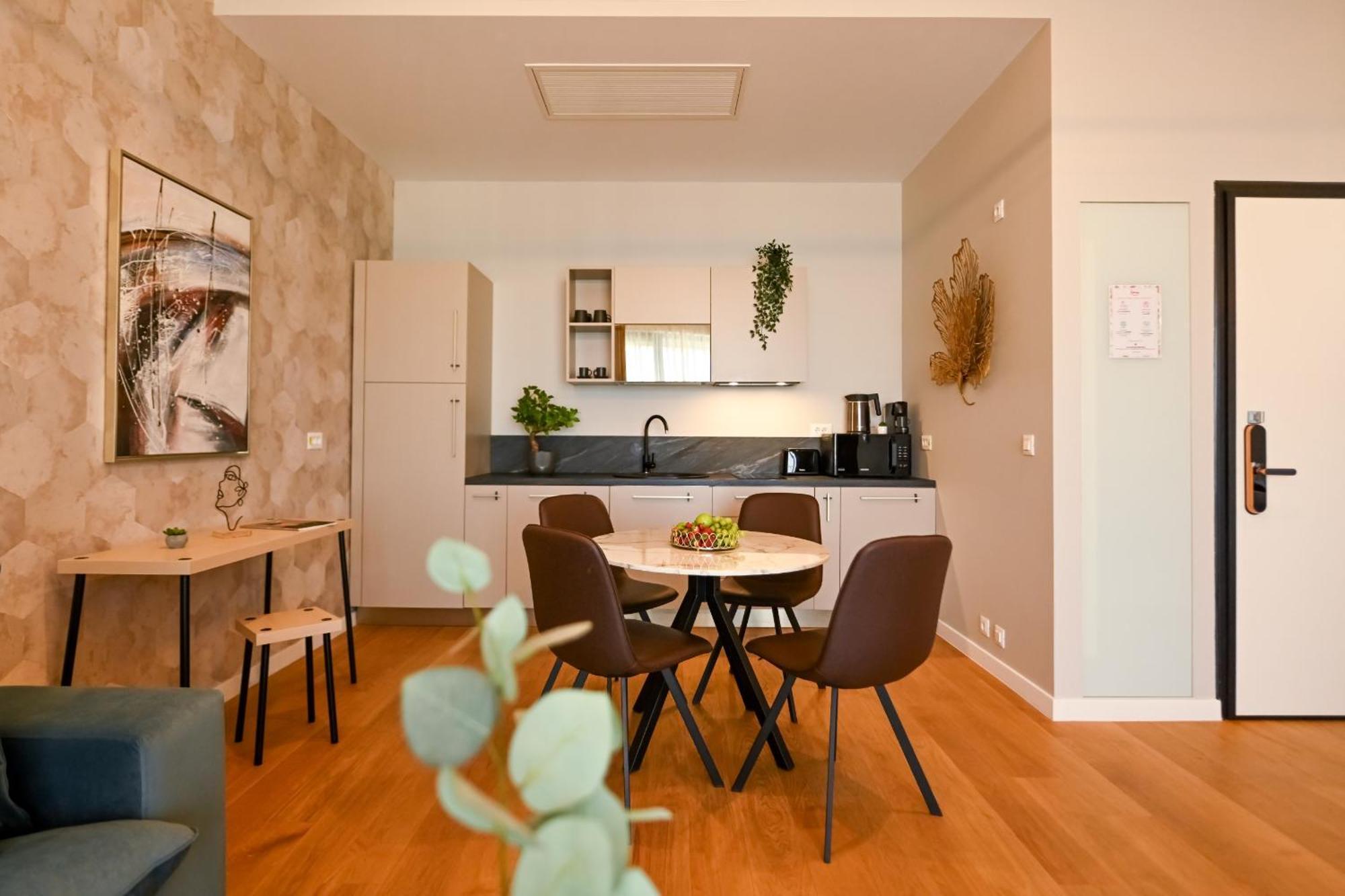One Verdi Park Exclusive Apartments - Panoramic View & Private Parking บูคาเรสต์ ห้อง รูปภาพ