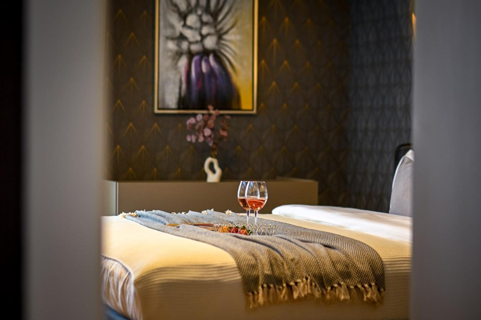 One Verdi Park Exclusive Apartments - Panoramic View & Private Parking บูคาเรสต์ ห้อง รูปภาพ