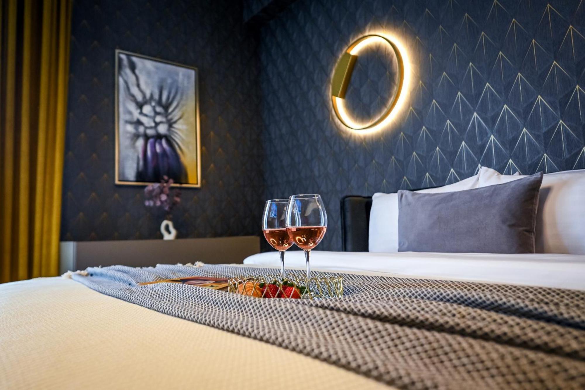 One Verdi Park Exclusive Apartments - Panoramic View & Private Parking บูคาเรสต์ ห้อง รูปภาพ